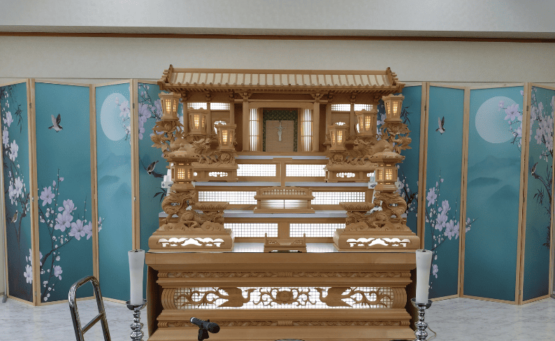 令和会館白木祭壇と式場の写真