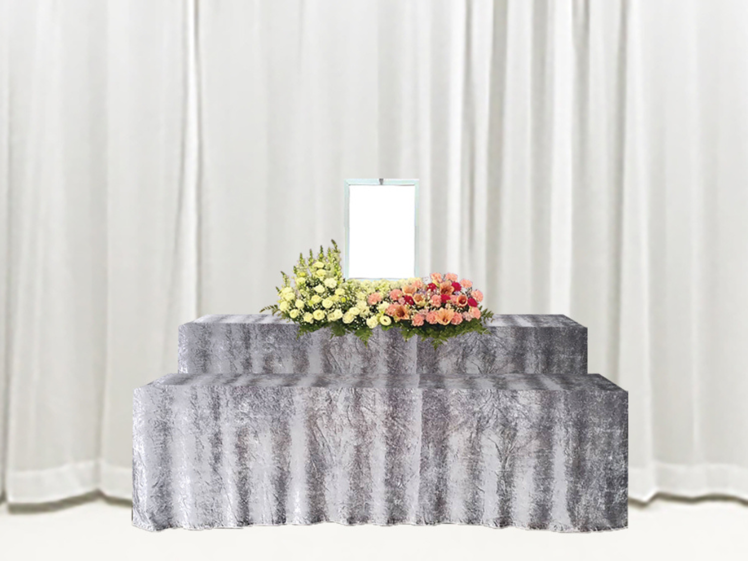一日葬プランの祭壇の写真。遺影周りに生花アレンジ