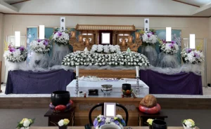 令和会館 一日葬の祭壇写真。祭壇生花は家族葬プラン仕様。