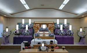 令和会館一日葬プランの祭壇の写真