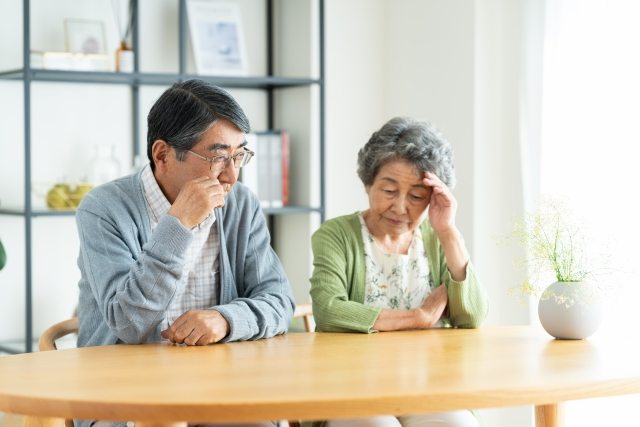 悩むシニア夫婦の写真