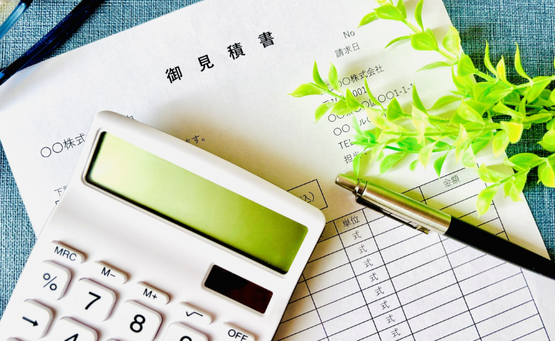 見積書と電卓の写真