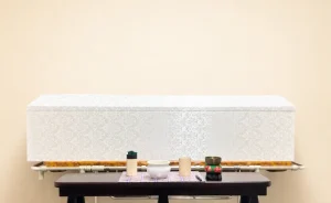 令和会館の安置室の写真、背景はベージュの壁を背に撮影